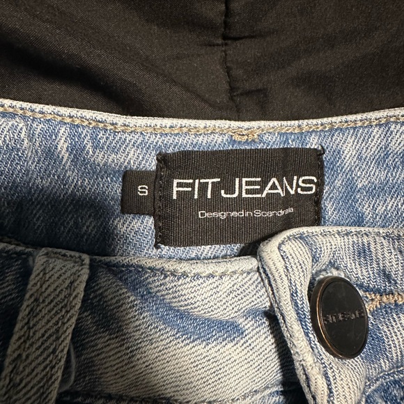 LIKE NEW Fitjeans Shorts - Picture 2 of 3